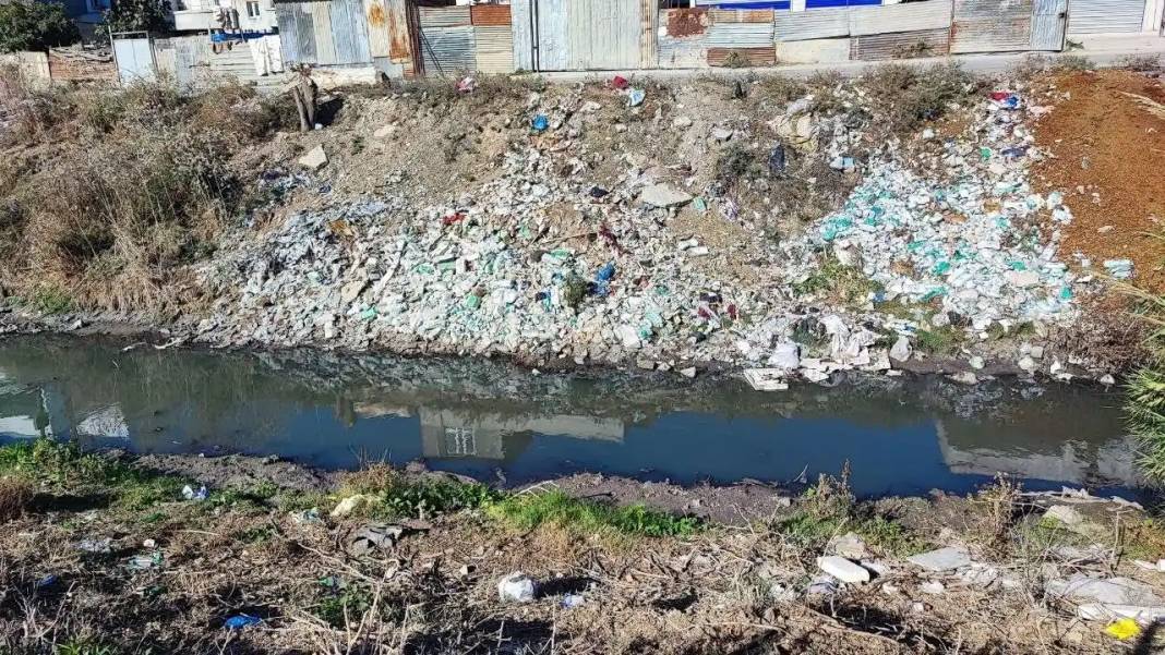 Adana’da Atık Su Deresi Çöplüğe Döndü 4